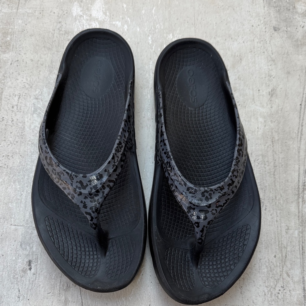 OOFOS Black Gray Leopard-Print Thong Sandals